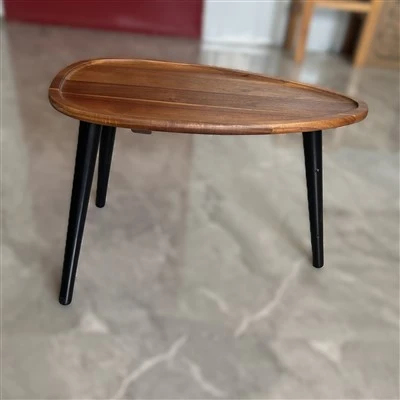 Meja Makan Kayu Dengan Tiga Kaki