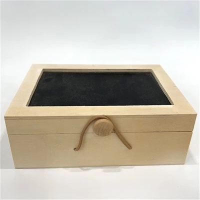 Kotak penjimatan kayu dengan papan hitam