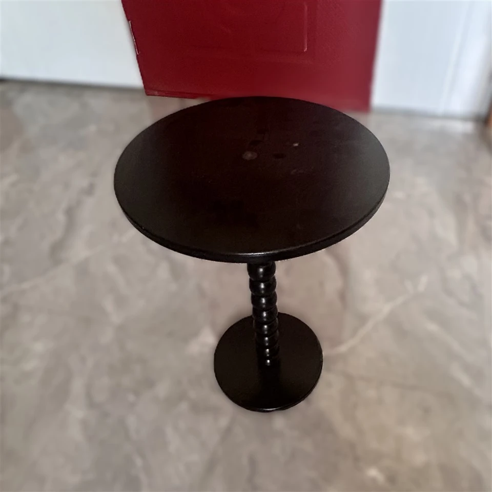 Meja bulat hitam kayu