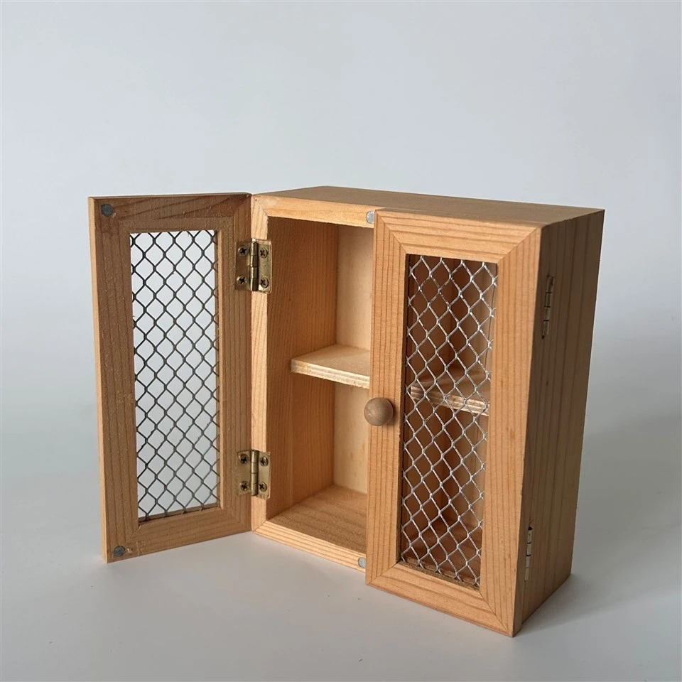 Kabinet kayu dengan dua pintu