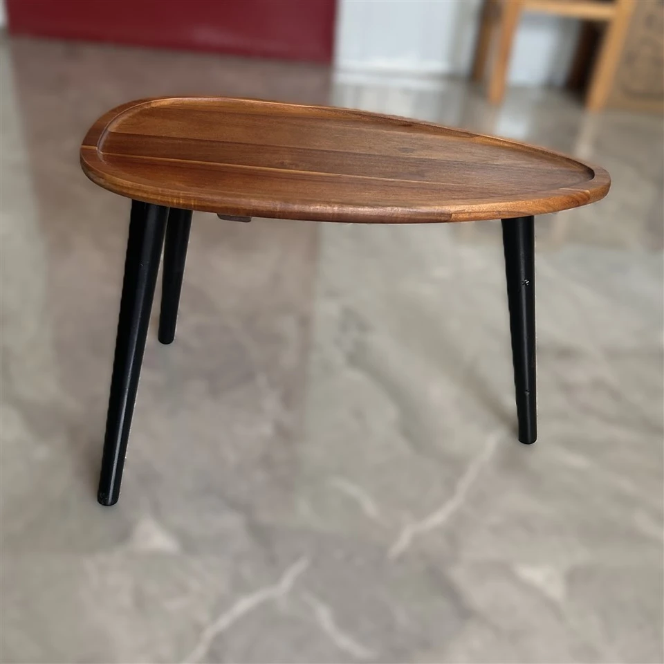 Meja Makan Kayu Dengan Tiga Kaki