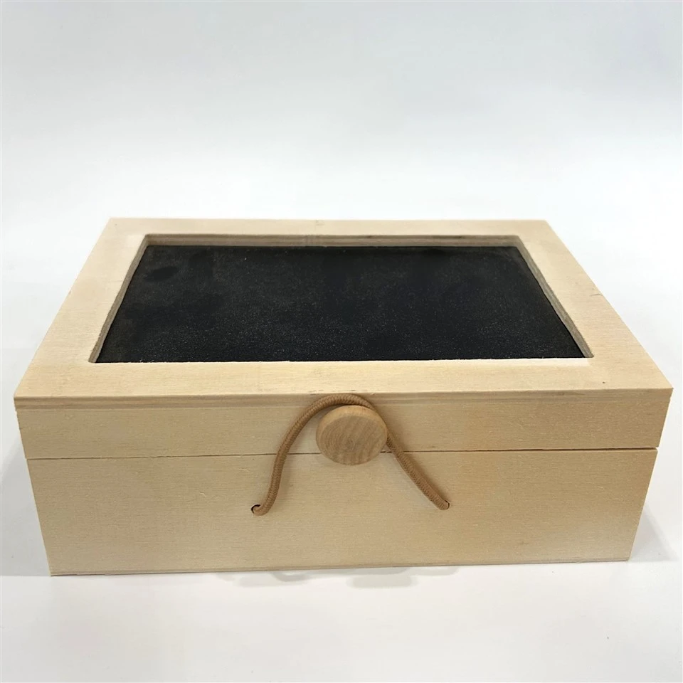 Kotak penjimatan kayu dengan papan hitam