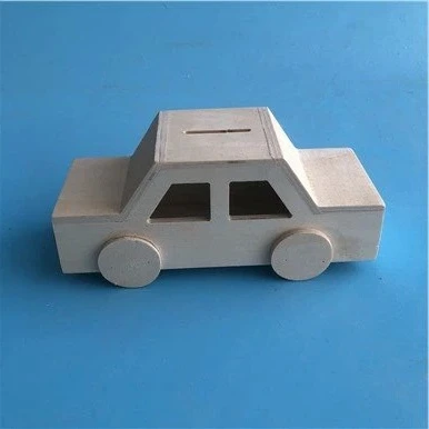 Piggy bank kereta kayu yang belum siap